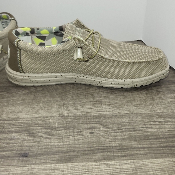 Hey Dude Mens Wally Sox Camel Low Top Slip On Loafer Shoes New Size 8 - Picture 3 of 8